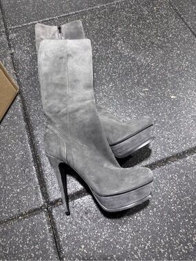 Yves Saint Laurent Gray Suede Pump